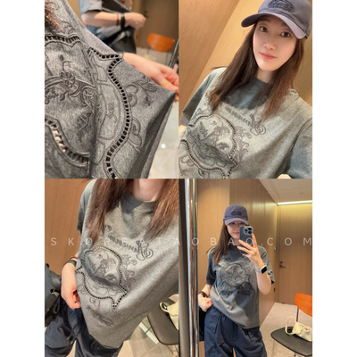 已定高端货2026春季新款～高精刺绣大气图案灰色正肩短袖T恤