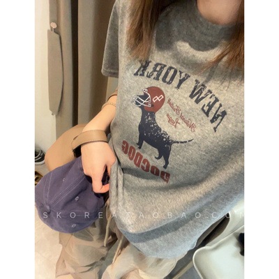 现货2026夏季新款太显瘦小版灰色美式头盔小狗印花灰色短袖T恤