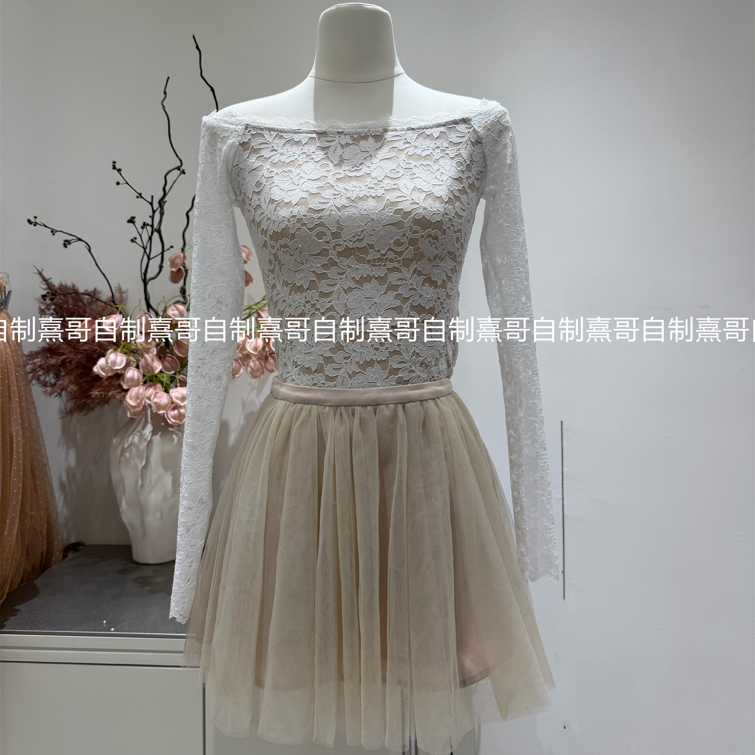 法式气质浪漫蕾丝一字肩长袖T恤女冬季连体衣性感露锁骨修身上衣