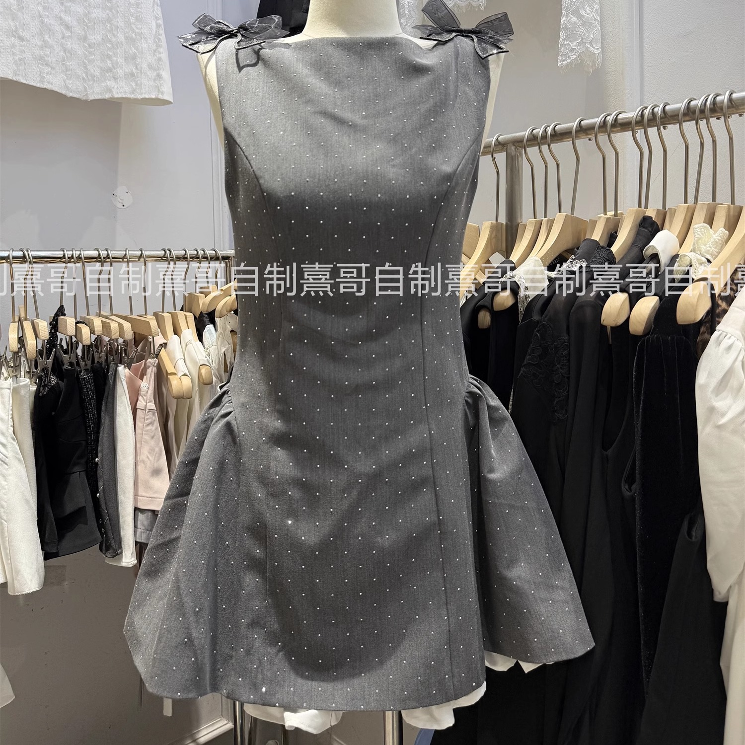 高端时尚名媛女夏季新款复古格雷系蝴蝶结装饰收腰无袖烫钻连衣裙