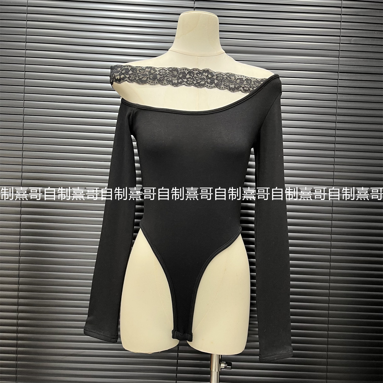 冬季新款气质性感辣妹装穿搭蕾丝斜肩连体衣修身长袖针织加绒T恤