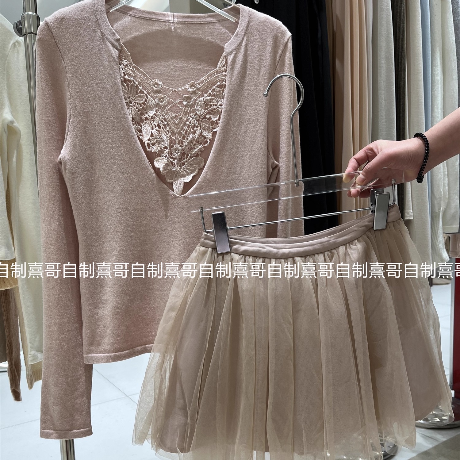 纯欲风蕾丝V领拼接长袖T恤女秋季新款设计感修身显瘦打底衫上衣潮