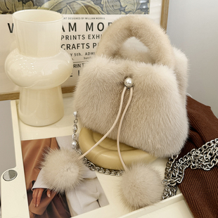 新款 水貂毛小水桶包包女毛绒毛球皮草包包轻奢真毛百搭斜挎手拎包