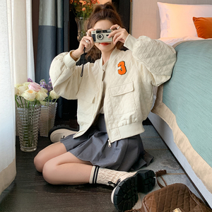 白色棒球服短外套女小个子2023春秋新款美式街头复古港风夹克上衣,穿衣搭配模特汉娜图片