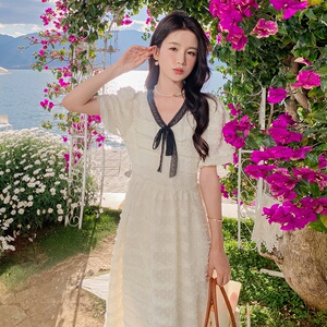 茶歇法式蕾丝拼接白色连衣裙女夏2025新款海边度假泡泡袖仙气长裙图片