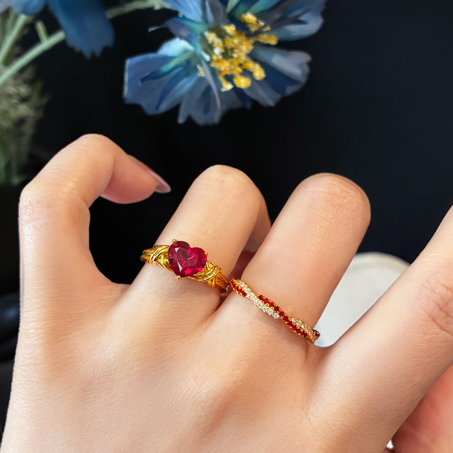 高级感超显白金色心形红宝石戒指女鸽血红爱心红色宝石绳结金戒子