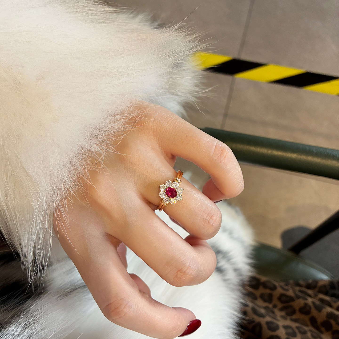 复古围镶小花朵造型鸽血红红宝石戒指女925银金色高级感彩宝戒子