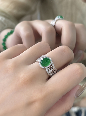 冰种阳绿色宽版蕾丝蛋面玉髓戒指