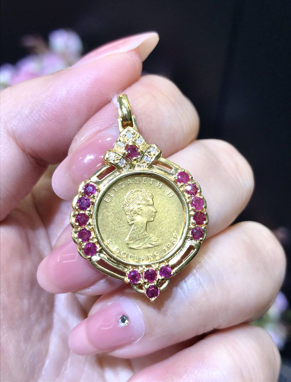 古董金币吊坠1989年古董金币 正面是伊丽莎白女王头像 背面是枫叶