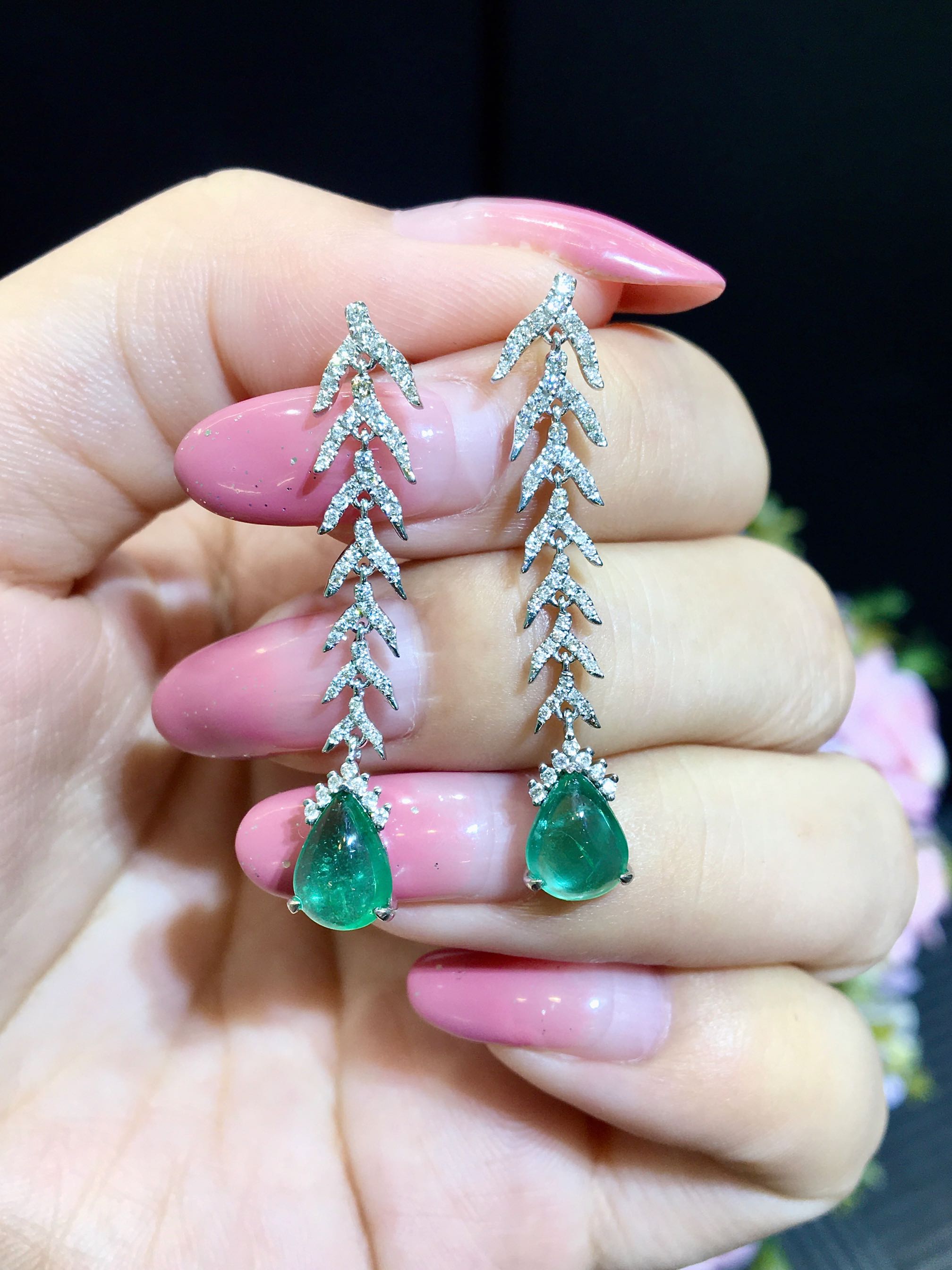 精美别致款~18k金镶素面糖豆祖母绿钻石耳钉,素面祖母绿颜色很绿