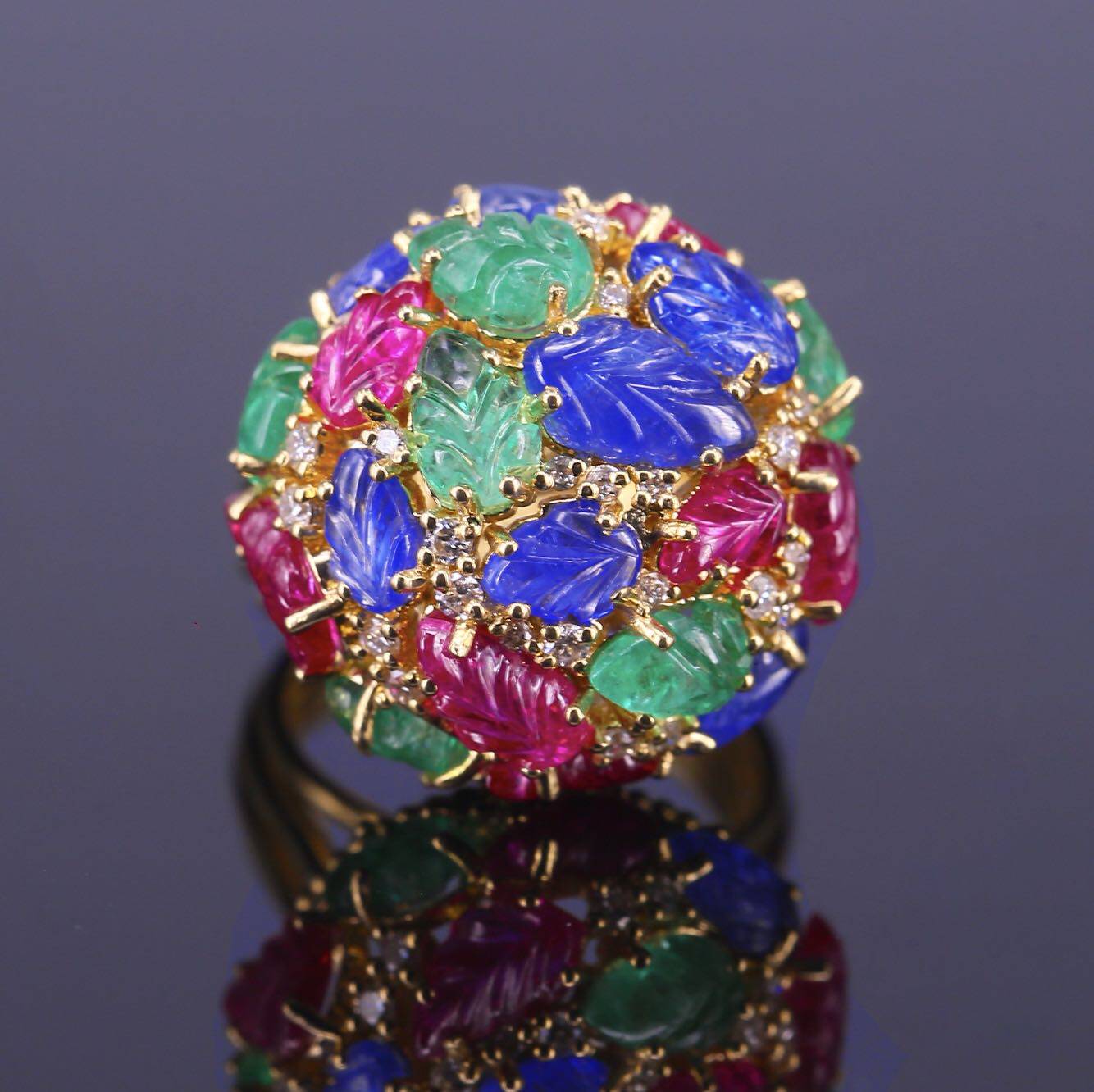 水果锦囊tutti fruiti钻石戒指,雕刻红宝石祖母绿蓝宝石工艺精巧