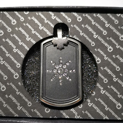 QuantumPendant方形金属框链带钻