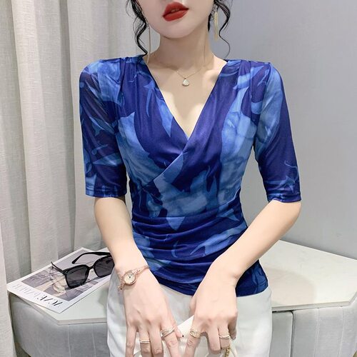 YX-926夏新款V领中袖网纱印花t恤女时尚修身打底衫