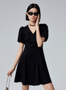 普普风设计感小众泡泡袖连衣裙重工蝴蝶结装饰修身小黑裙女22475