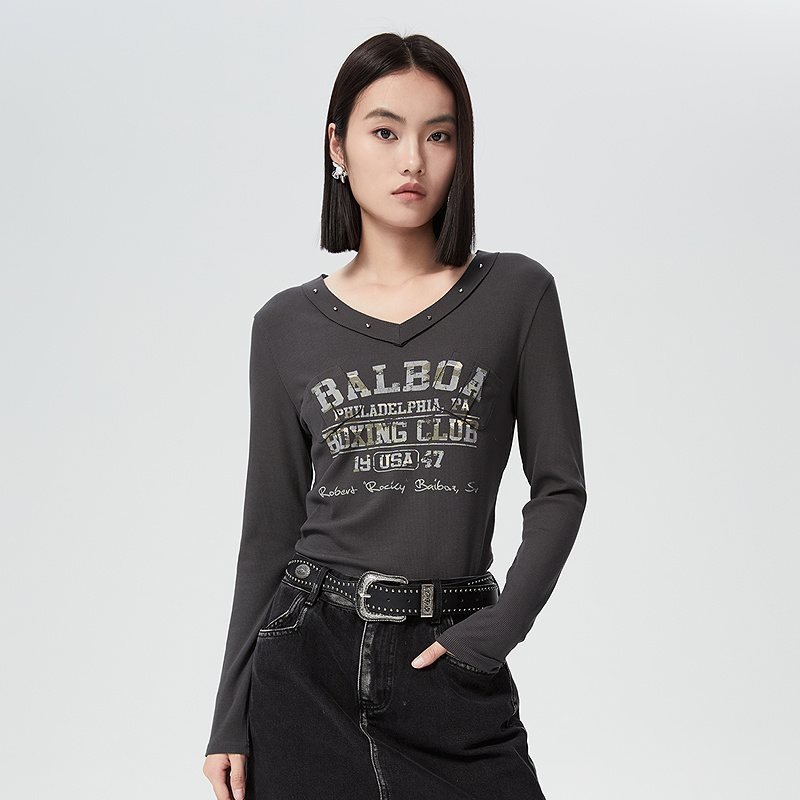 普普风商场同款2025年新款套头字母百搭舒适工装风女性化V领T恤女