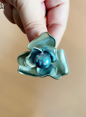 设计感灰色玫瑰胸针胸花