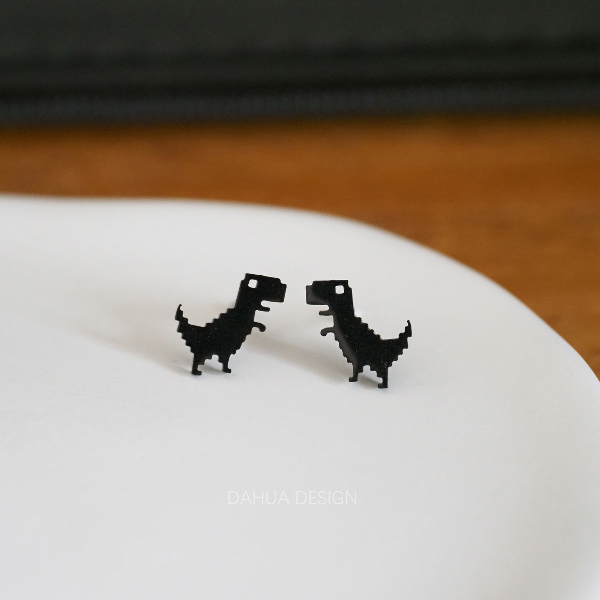 钛钢简约中性黑色小恐龙耳钉耳夹