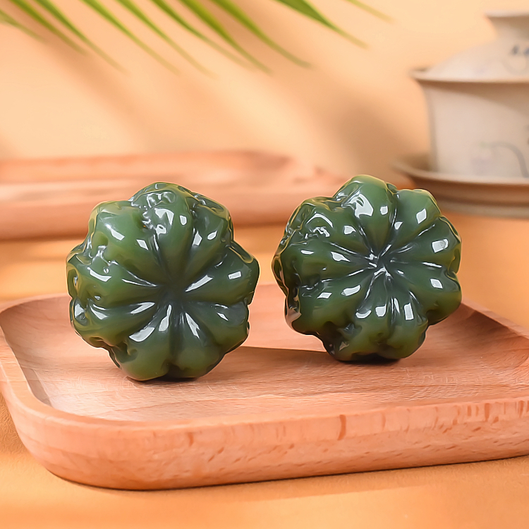 天然新疆和田玉核桃手把件健身球青白玉实心手球精雕把玩件一对