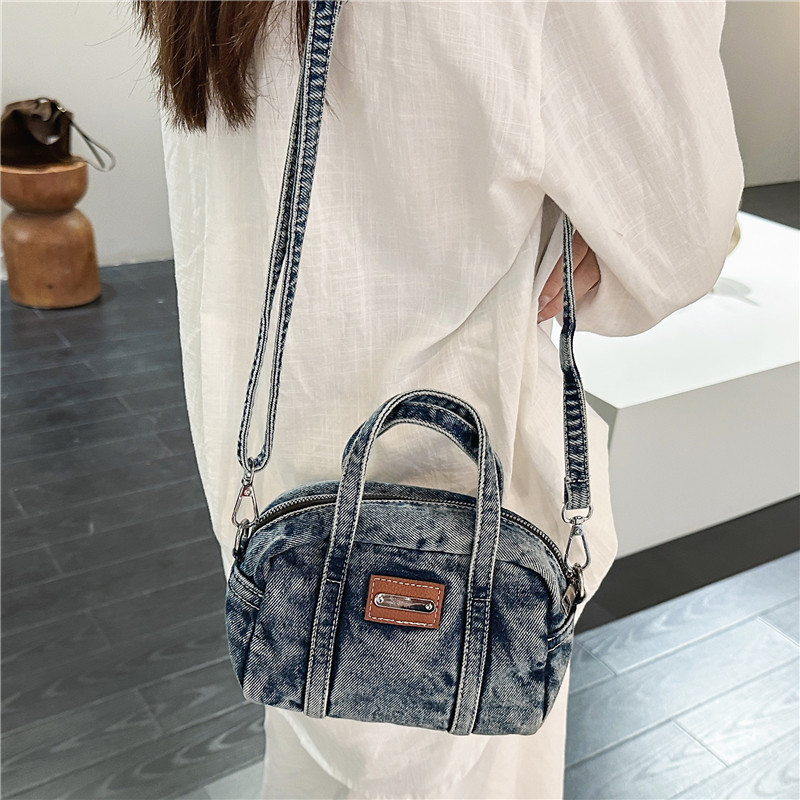 水洗牛仔布手拎小包包女2026新款潮时尚简约枕头包夏季质感斜挎包