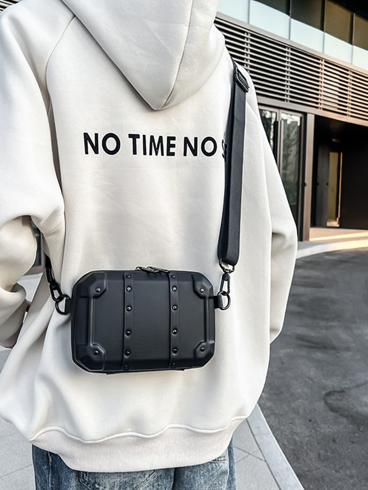 男包2025新款简约潮酷白色小方包个性盒子包斜挎包PU定型包