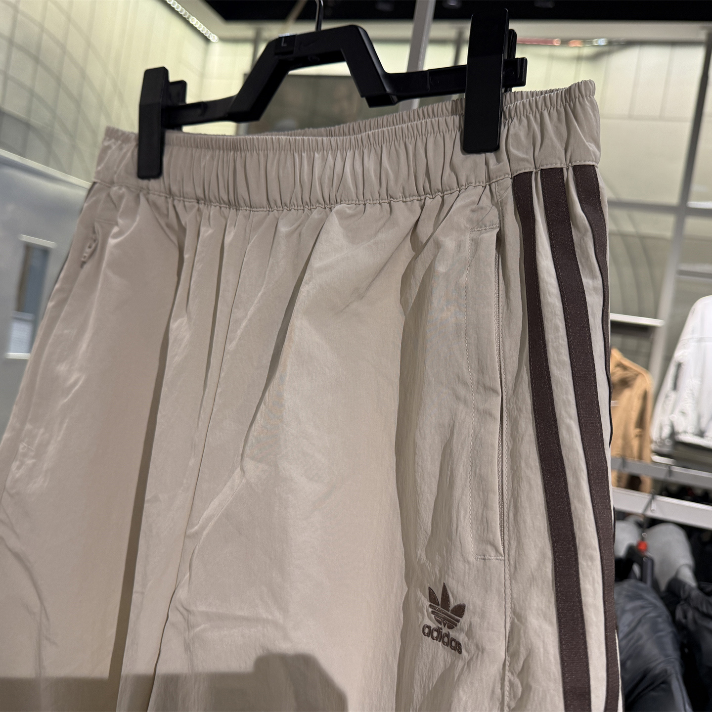 adidas阿迪达斯三叶草阔腿伞兵裤2025秋女弯刀裤梭织长裤 KS3325