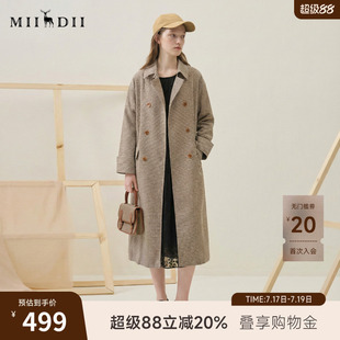 谜底细格纹风衣女士2025春新款复古翻领宽松双排扣外套257ME7301