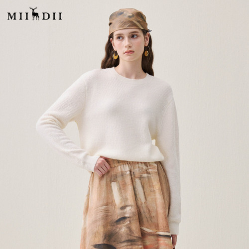 轻盈蓬松，保暖舒适，修饰比例，细节雅致。