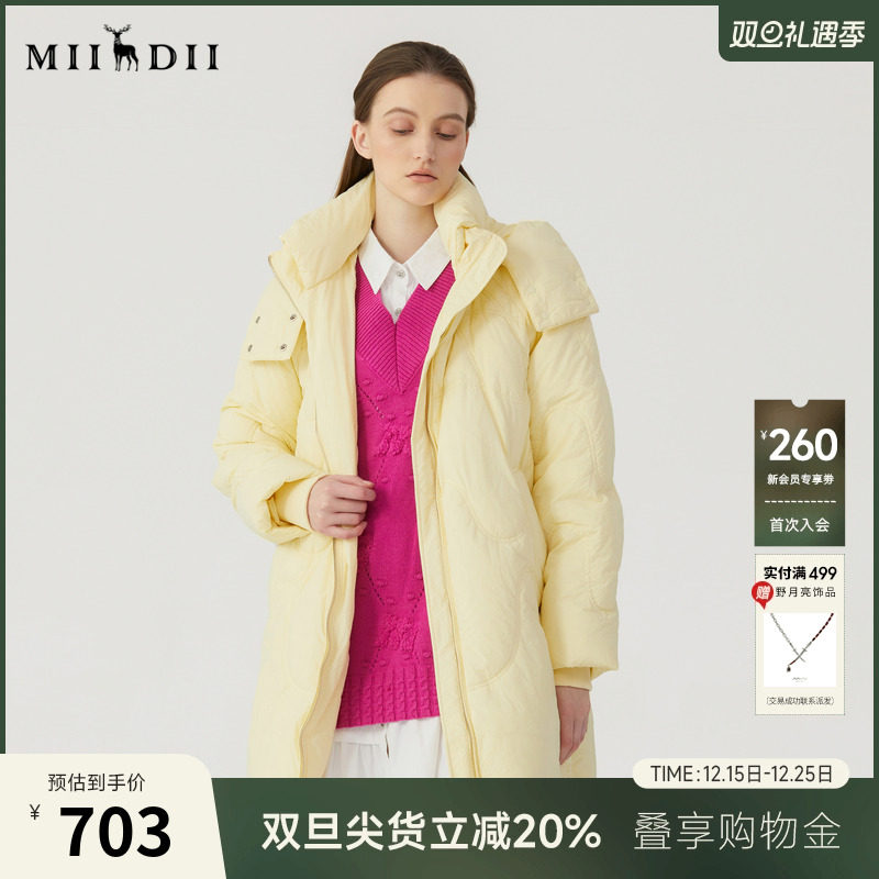 款式简洁、包容性强，圆弧形压线具有特色