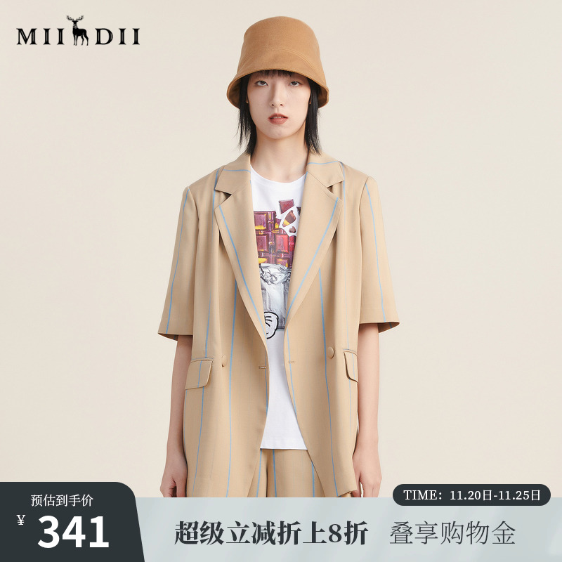 宽松版型，挺括垫肩设计，细腻条纹装饰