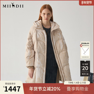 谜底中长款羽绒服女冬复古疗愈绒感纹理印花连帽鸭绒服244MY1592
