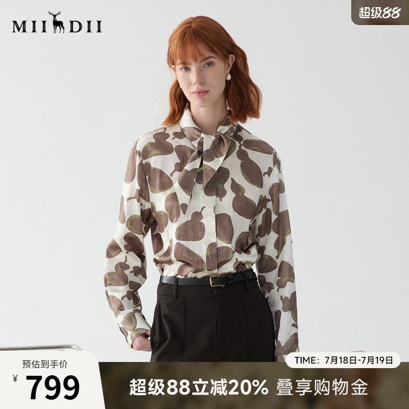 自带光泽感，轻盈飘逸，衣领结合领结设计