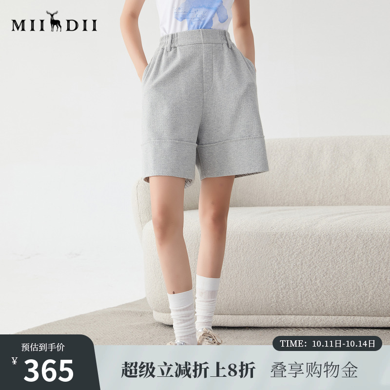 卫衣材质面料，触肤舒适柔软，上身挺括有型