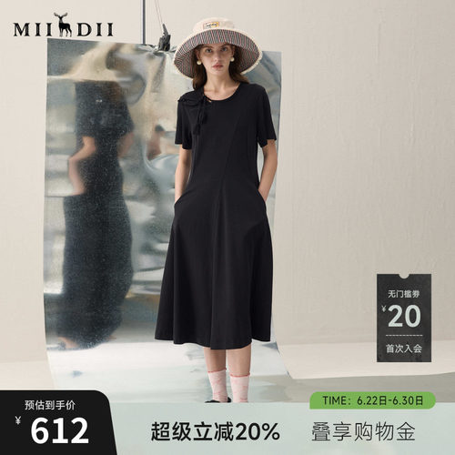 自然收腰连衣裙，不规则分割设计，修饰身形