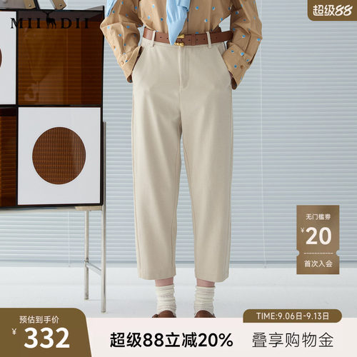 燕麦色烟管裤，选用斜纹弹力面料，手感挺阔