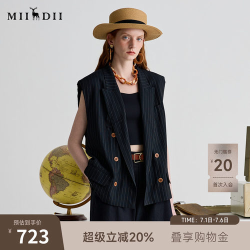 经典蓝条纹西装马甲光泽柔和，干练职场风。