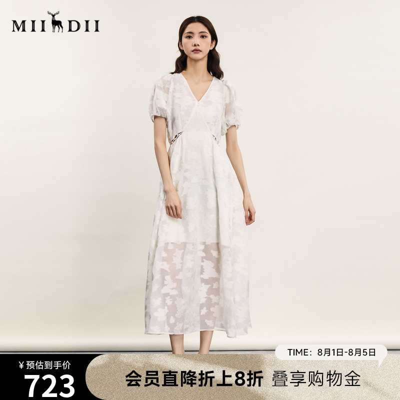 立体提花面料，透与实的交织，版型包容性强