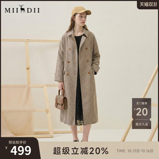 谜底细格纹风衣女士2025春新款复古翻领宽松双排扣外套257ME7301