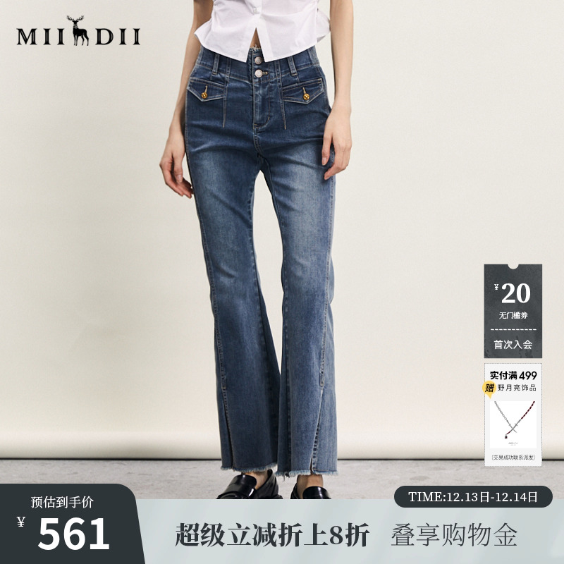 微喇叭裤型修饰腿型拉长比例，面料柔软高弹