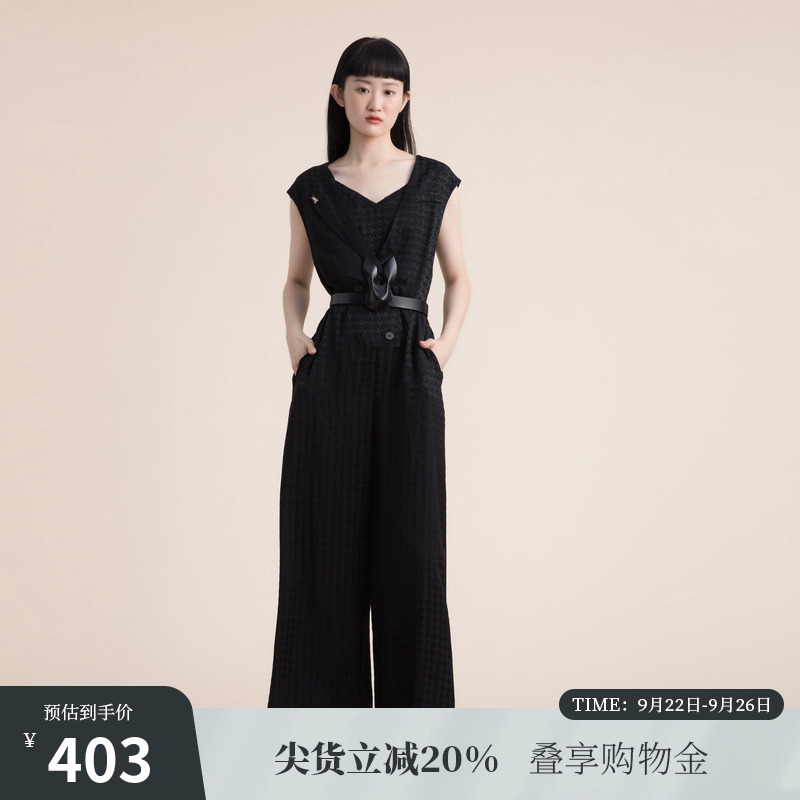 宽松的廓形随性浪漫，双排扣西装领的设计