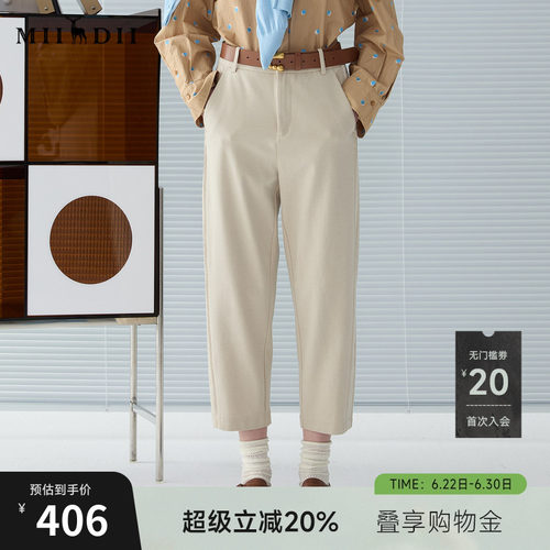 燕麦色烟管裤，选用斜纹弹力面料，手感挺阔