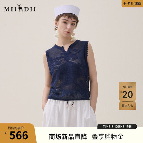 小开领修饰脖颈，夹圈罗纹包边，纤细手臂