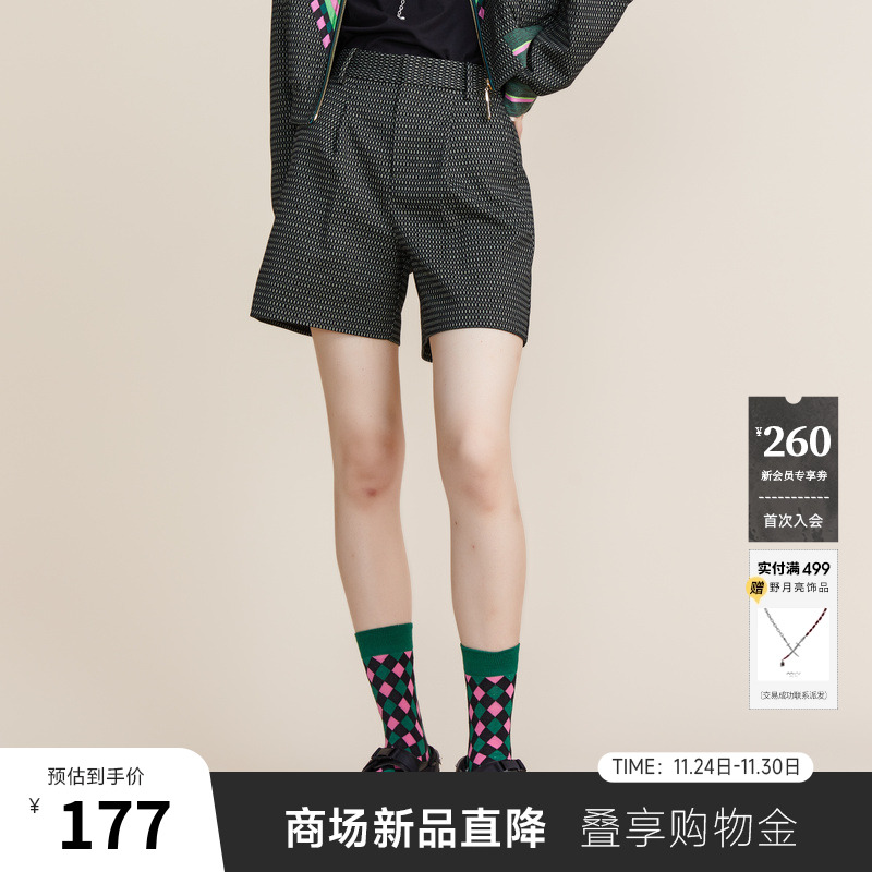 西装式短裤裤型，复古时髦，修饰身体线条