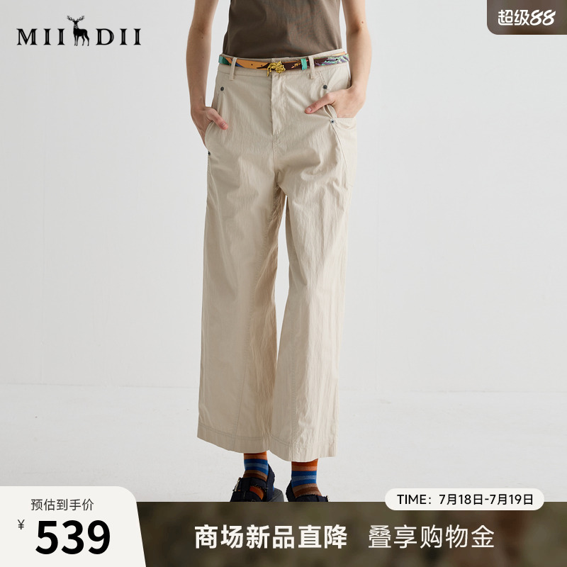 夏日浅灰裤，撞钉装饰，省道勾勒立体廓形。