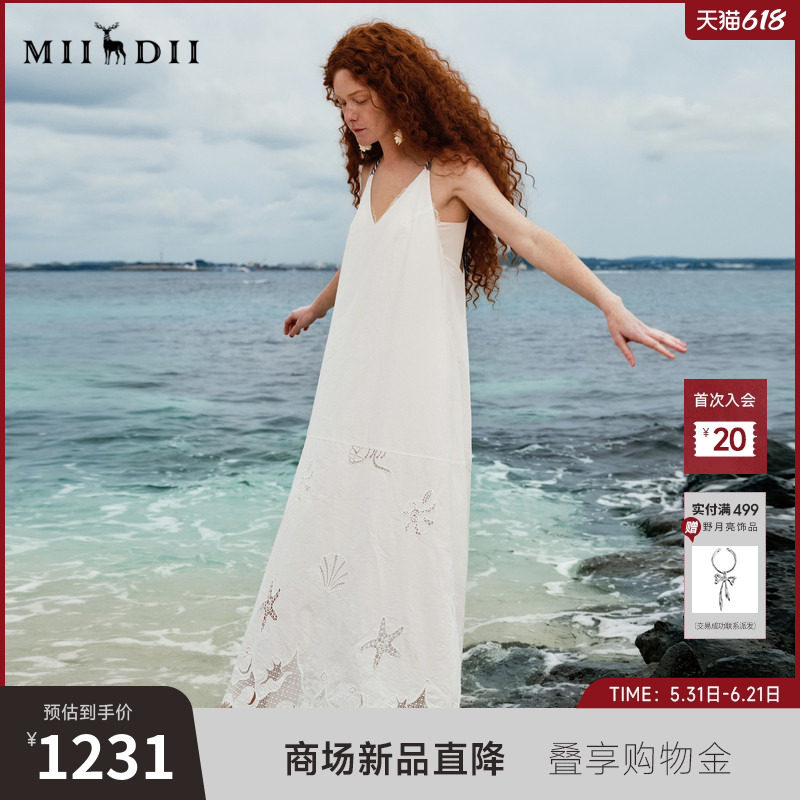 谜底刺绣撞色连衣裙无袖2026夏季新品V领度假感吊带裙女262ML0641