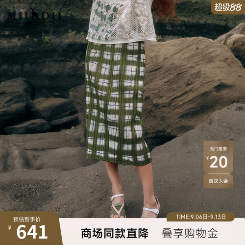 H版型修身线条利落。弹力压褶，包容身形