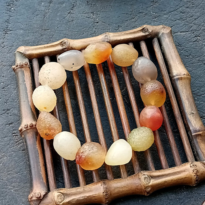 补天石千年风化稀有五彩高玉化糖心阿拉善玛瑙筋脉石手串手链