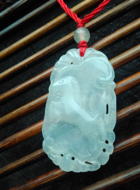 民间收来的一个纯手工雕刻老翡翠a货冰种冰透水润马属相造型挂件