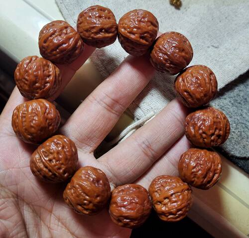 已经盘红的小秋子核桃手串21*23MM