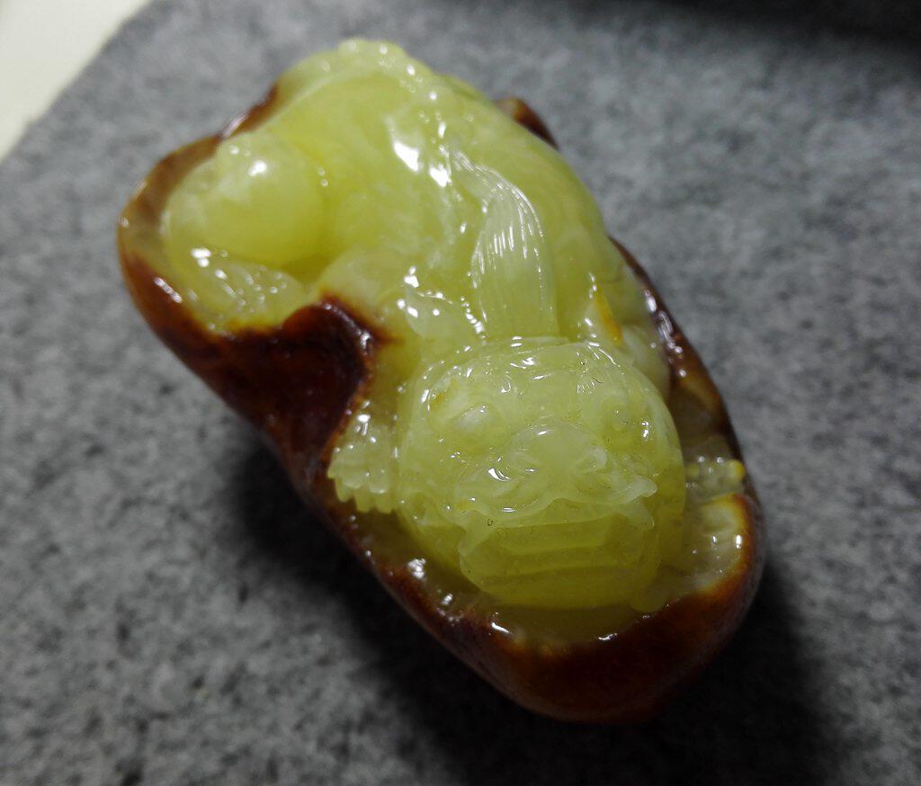 蜜蜡 超大 手把件 貔貅 全皮料 雕件 招财利器 聚宝盆 124.67克