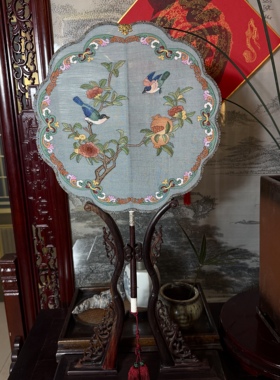 灰蓝稀地石榴小鸟图缂丝团扇